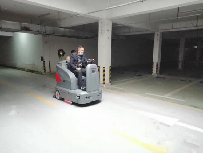 鄂尔多斯小区物业保洁不用人力改用驾驶式洗地机了